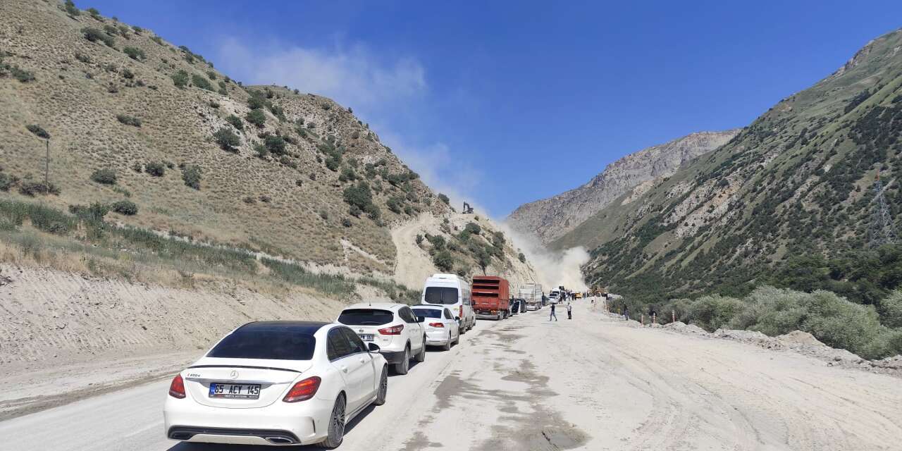 Hakkari karayolunda çalışmaları devam ediyor