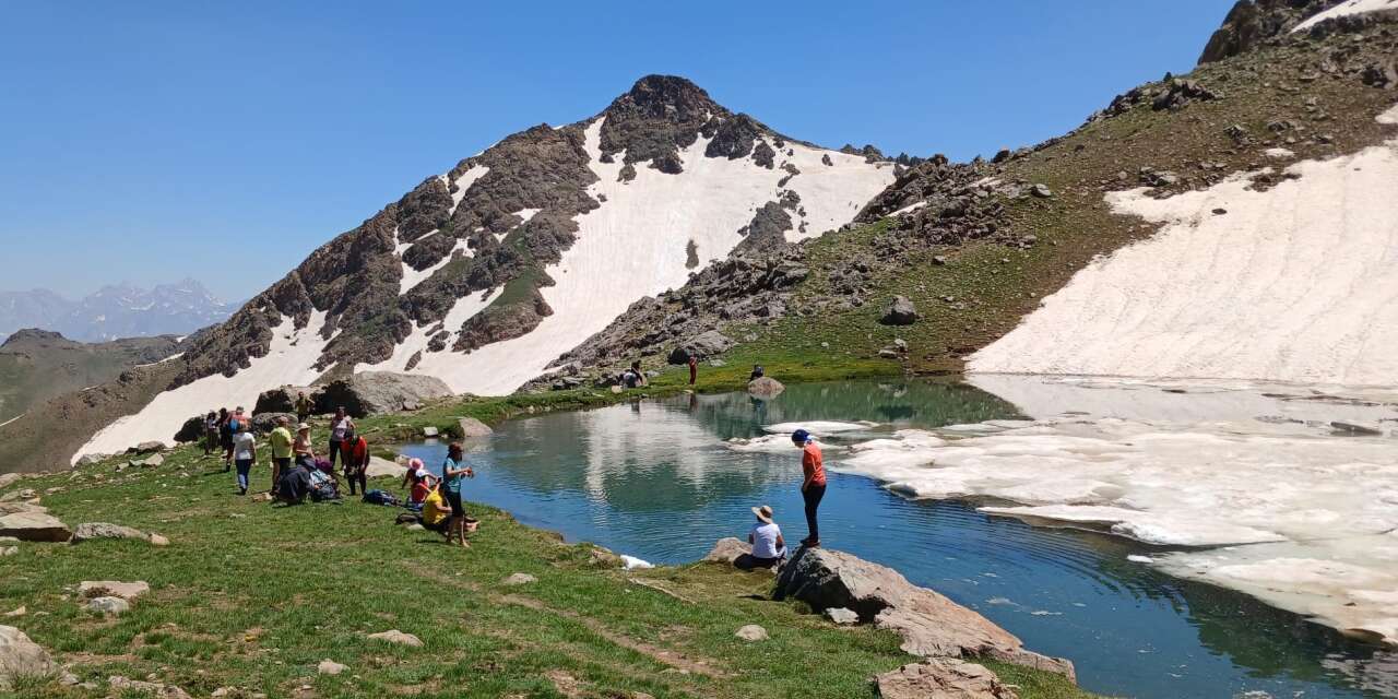 Hakkari’de Buzlu Gölde Yüzdüler