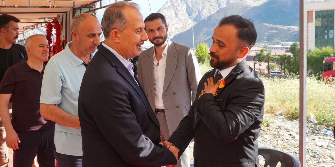 Vali Taşyapan, genç çiftlerin mutluluğuna ortak oldu