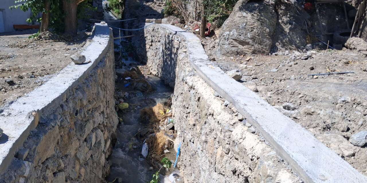 Hakkari’de Dere yatağına atılan çöpler tepki çekti