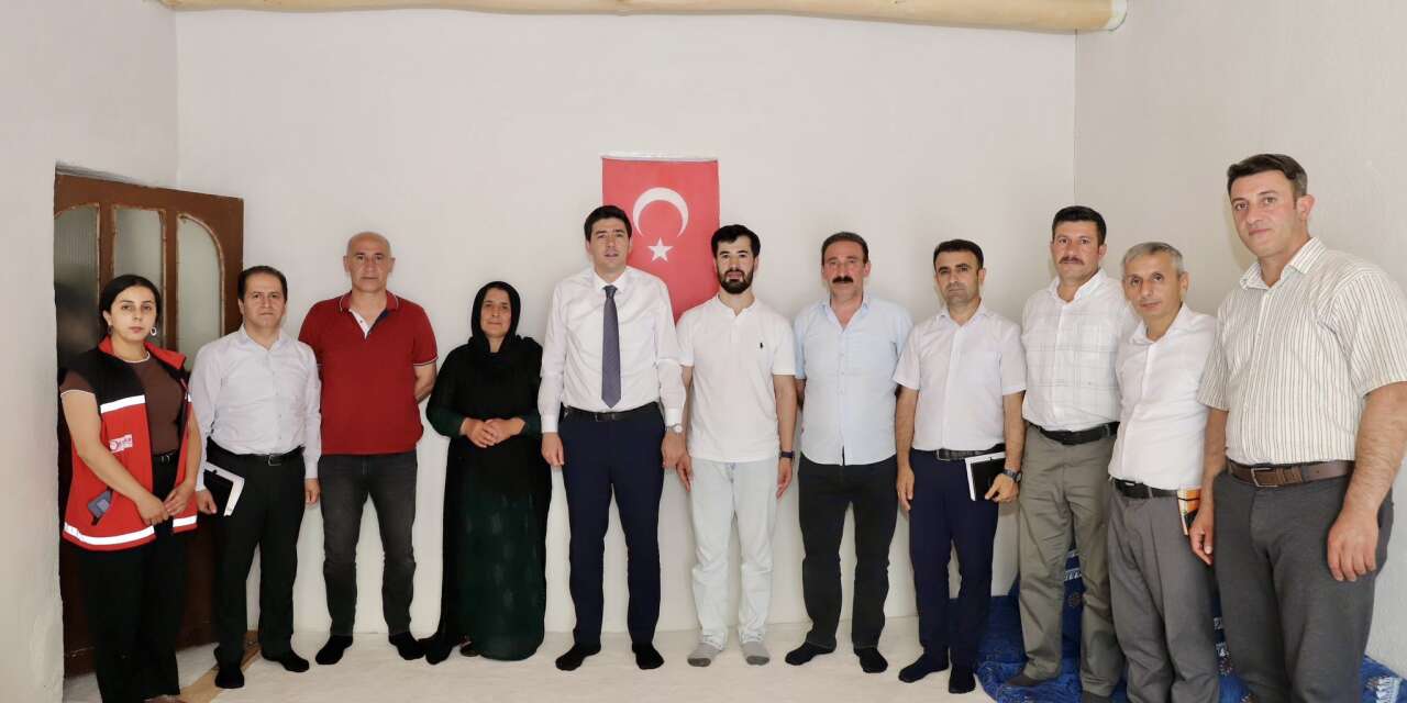 Şemdinli’de şehit ailesine anlamlı ziyaret