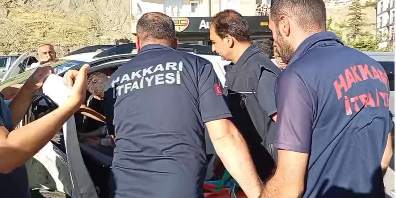 Hakkari’de araçta sıkışan sürücüyü ekipler kurtardı