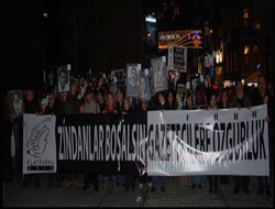 Gazeteciler tutuklu meslektaşlarının yanında