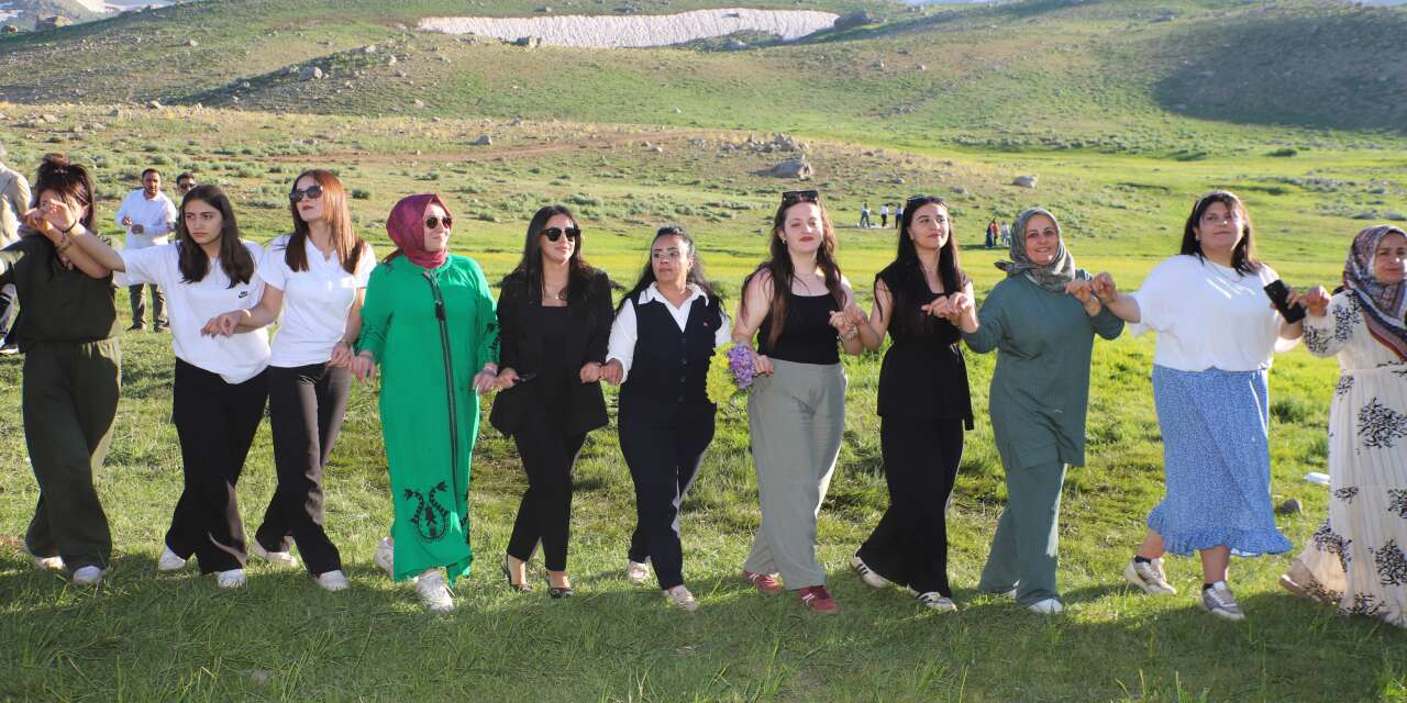 Berçelan Yaylası'nda 2 Bin 500 Kadınla 'Terörsüz Türkiye' Mesajı