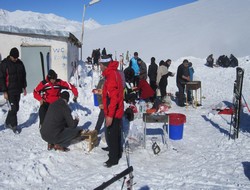 3 metre kar üzerinde halay