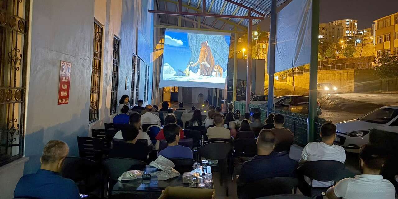 Hakkari'de yaz akşamları sinema keyfi başladı
