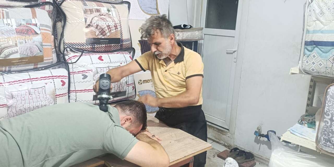 Bisikletli boyacıdan esnafa masaj hizmeti