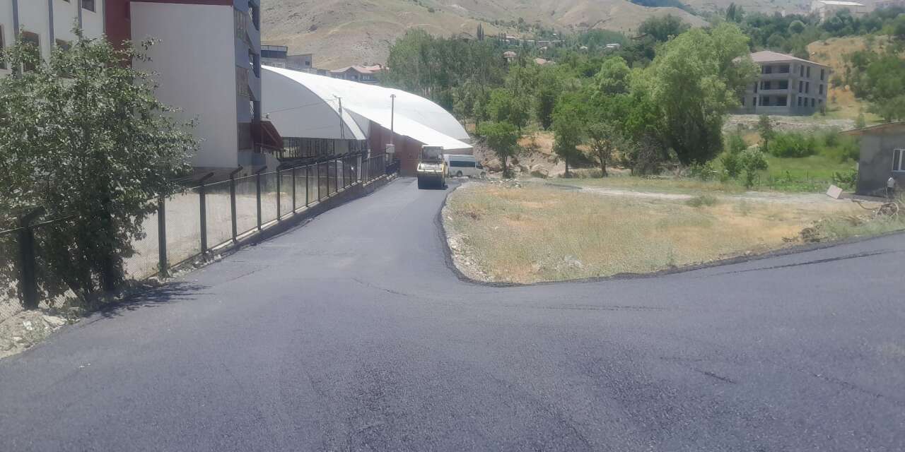 Hakkari'de PMT ve asfalt çalışmaları sürüyor