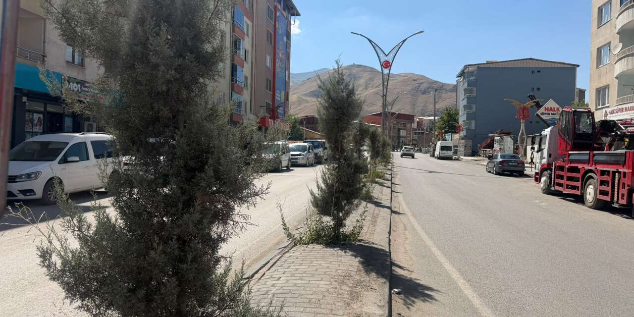Hakkari'de sıcak hava kenti sessizliğe bürüdü