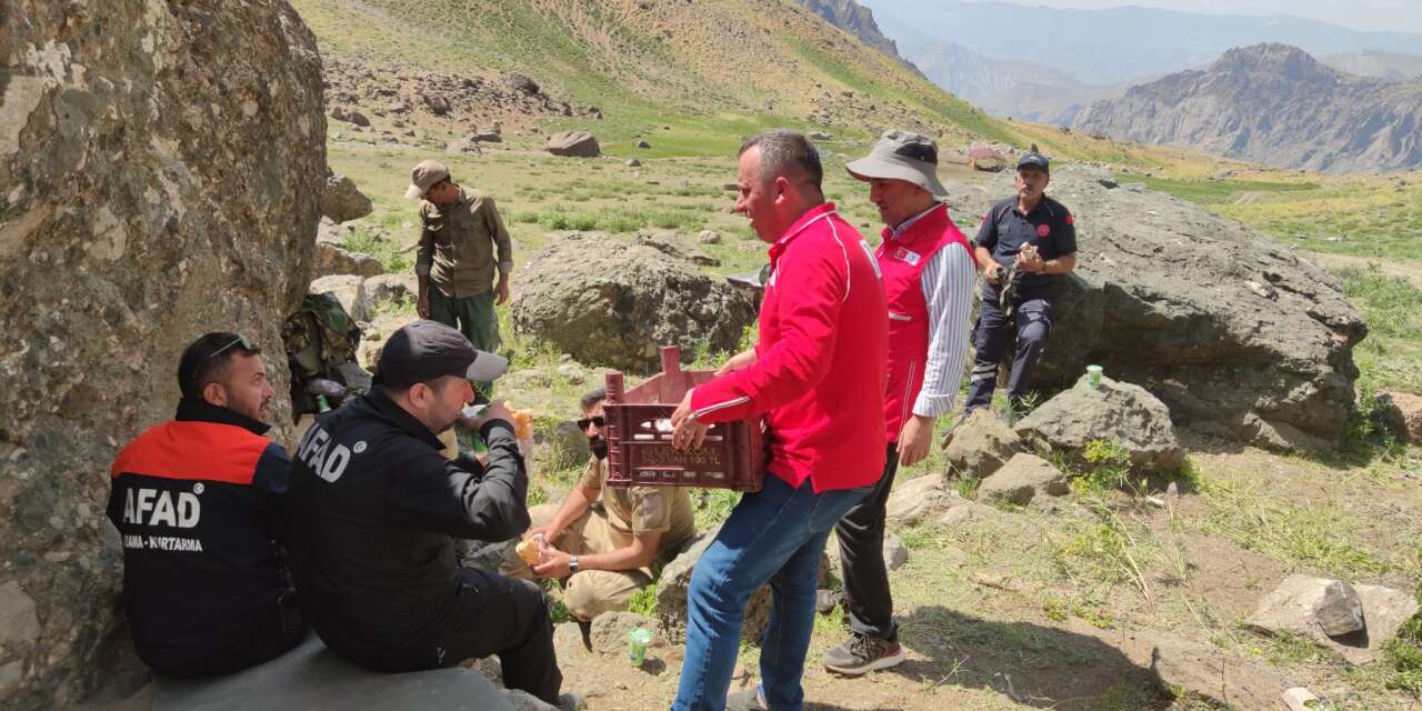 Kızılay' dan arama kurtarma ekibine yemek desteği