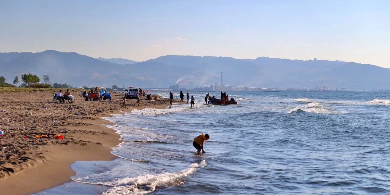 Aynı aileyi taşıyan tekne battı, 3 kişi kayıp