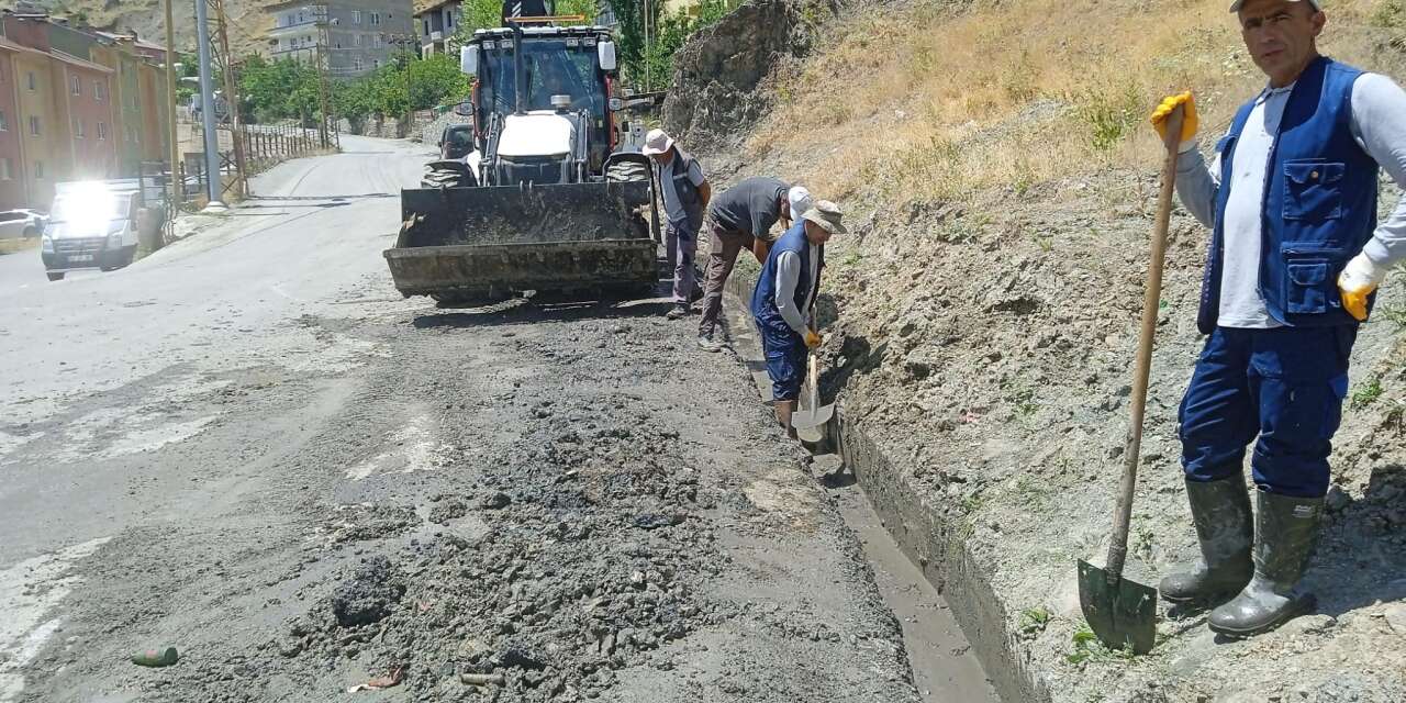 Hakkari Belediyesi yaz sıcağında altyapı mesaisinde