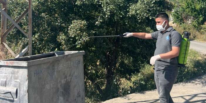 Hakkari Belediyesi'nden kent genelinde kapsamlı ilaçlama seferberliği