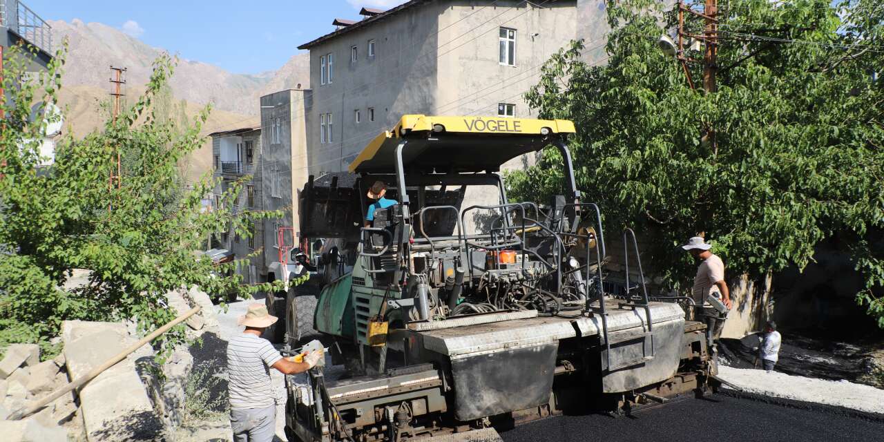Hakkari Belediyesi Bağlar Mahallesi'nde asfalt mesaisinde