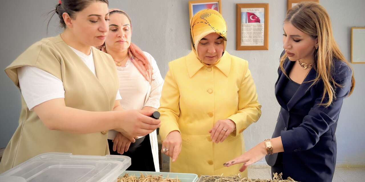 Vali eşi Taşyapan'dan kadın kooperatifine ziyaret