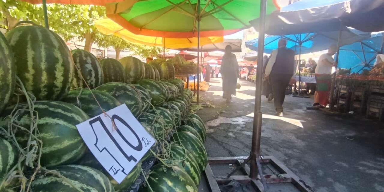 Pazarcılar yarıştı, karpuz ucuzladı