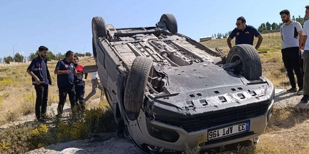 Erciş'te kamyonet devrildi: 4 yaralı