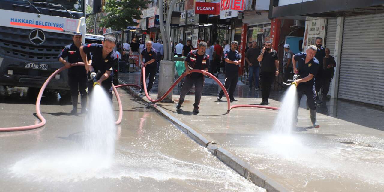 Hakkari'de çöp tepkisi: Rögarlar atıklarla tıkandı