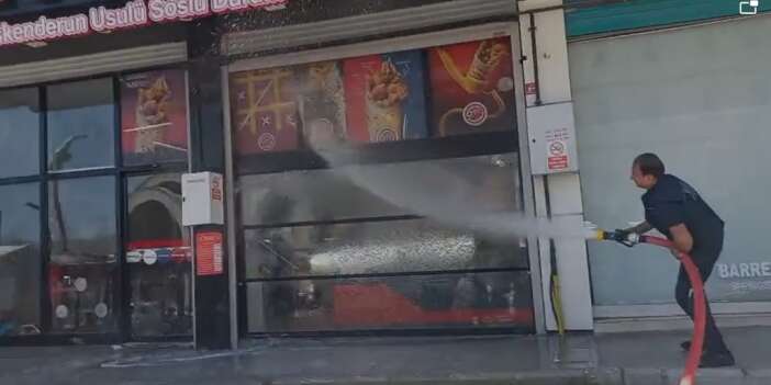 Hakkari'de cadde ve iş yerleri tazyikli suyla yıkandı