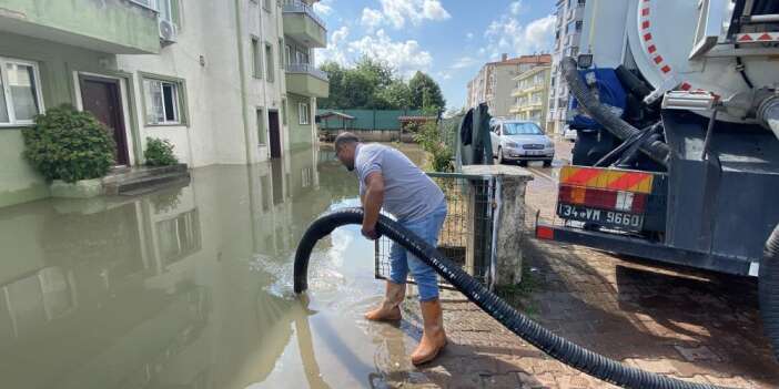 Cide'de 150'den fazla ev ve iş yerini sel bastı