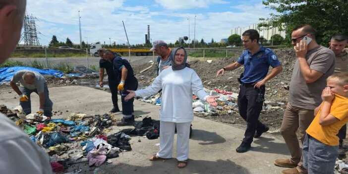 Belediye ekiplerinin çöp sandığı çanta sahibine teslim edildi