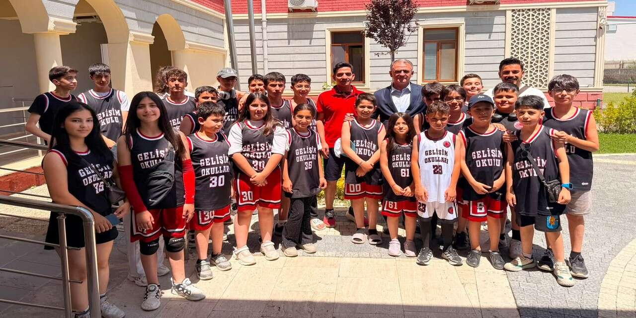 Başkan Kaya'dan Başarılı sporculara Van'da tatil ödülü