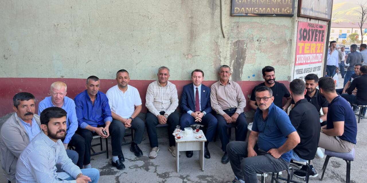 Yüksekova Kaymakamı Volkan Hülür halkla iç içe yönetim anlayışıyla takdir topluyor