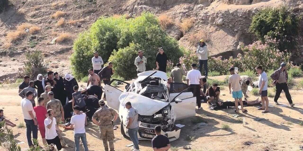 Araç uçuruma yuvarlandı, 4 ağır yaralı