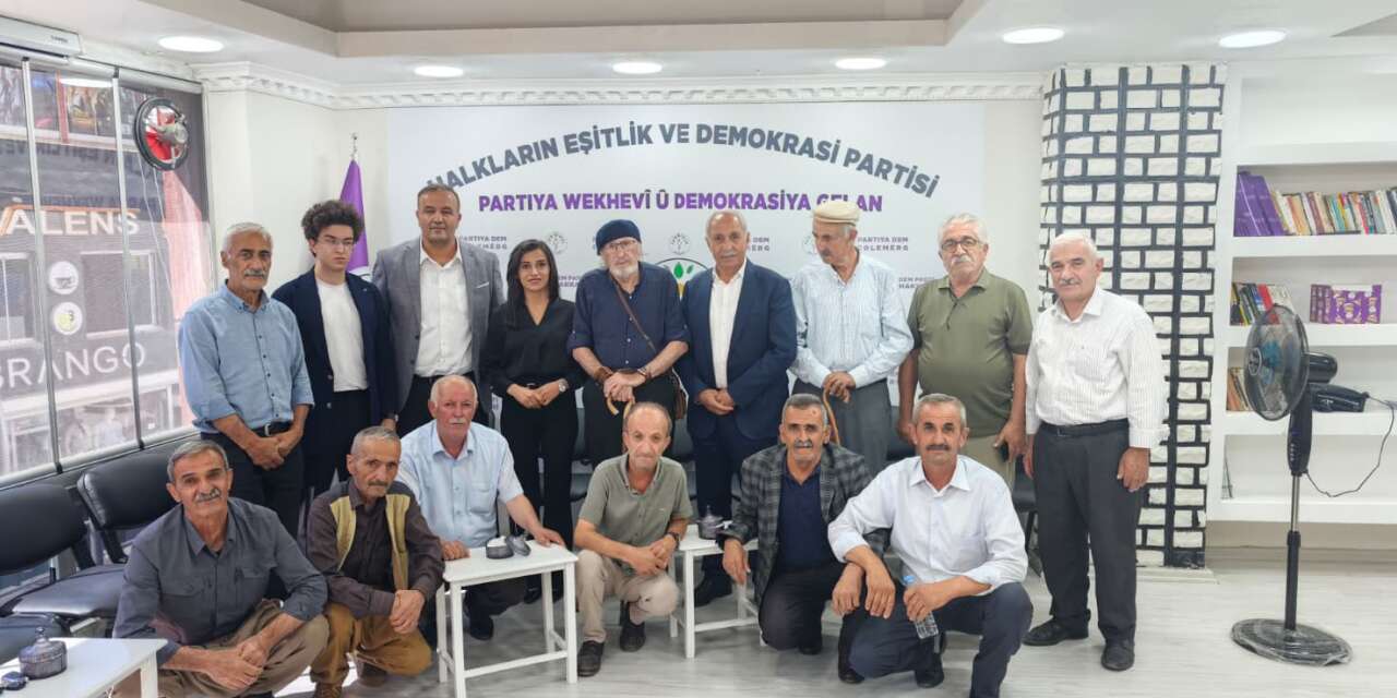 Kürt-Hakkârili Yazar İhsan Çolemêrg'den DEM Parti Hakkâri il örgütü'ne ziyaret