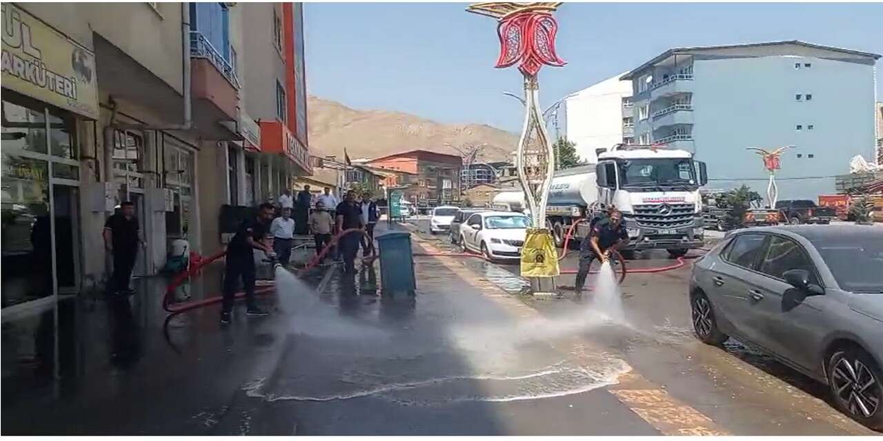 Belediye ekipleri Hakkari'nin dört bir yanında temizlikte