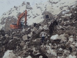 Yüzlerce yolcu yolun açılmasını bekliyor