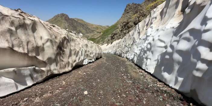 Yüksekova'da Ağustosta iki mevsim bir arada