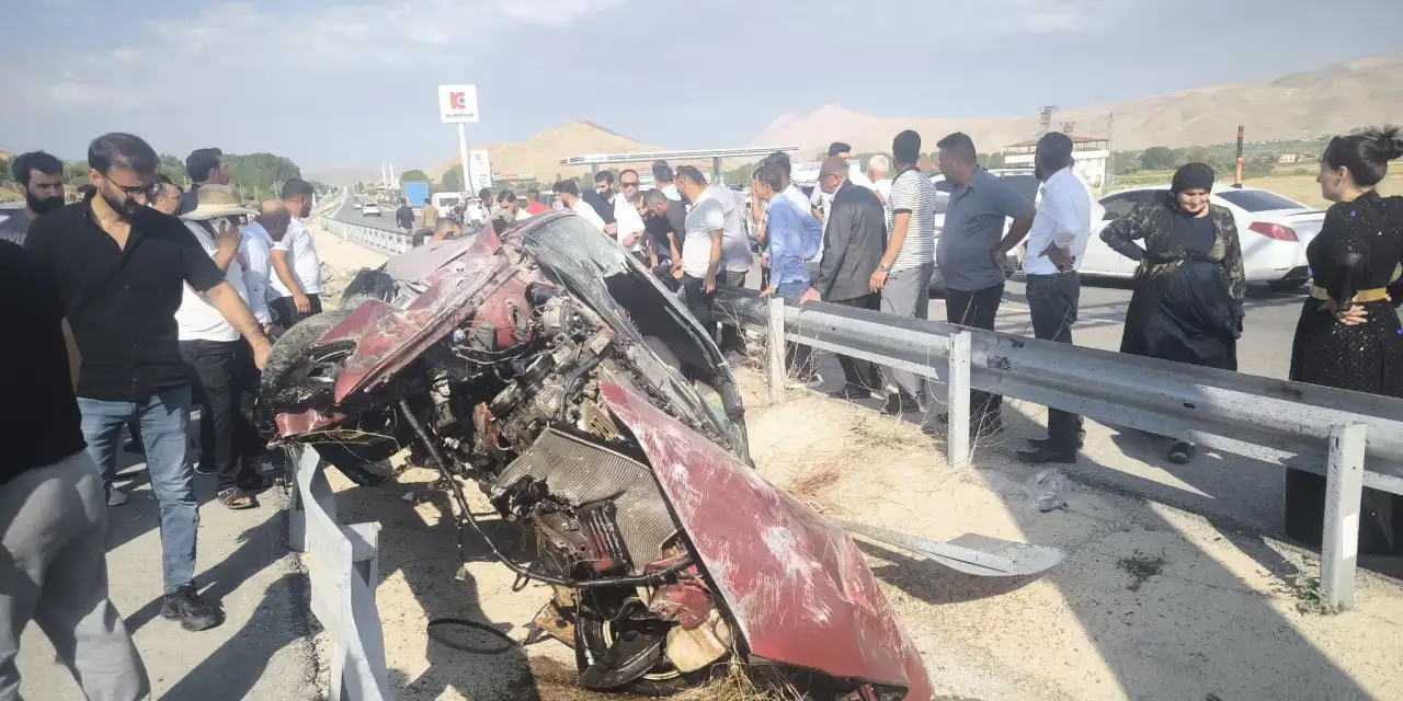 Van'da kontrolden çıkan otomobil kaza yaptı: 1 ölü, 3 yaralı
