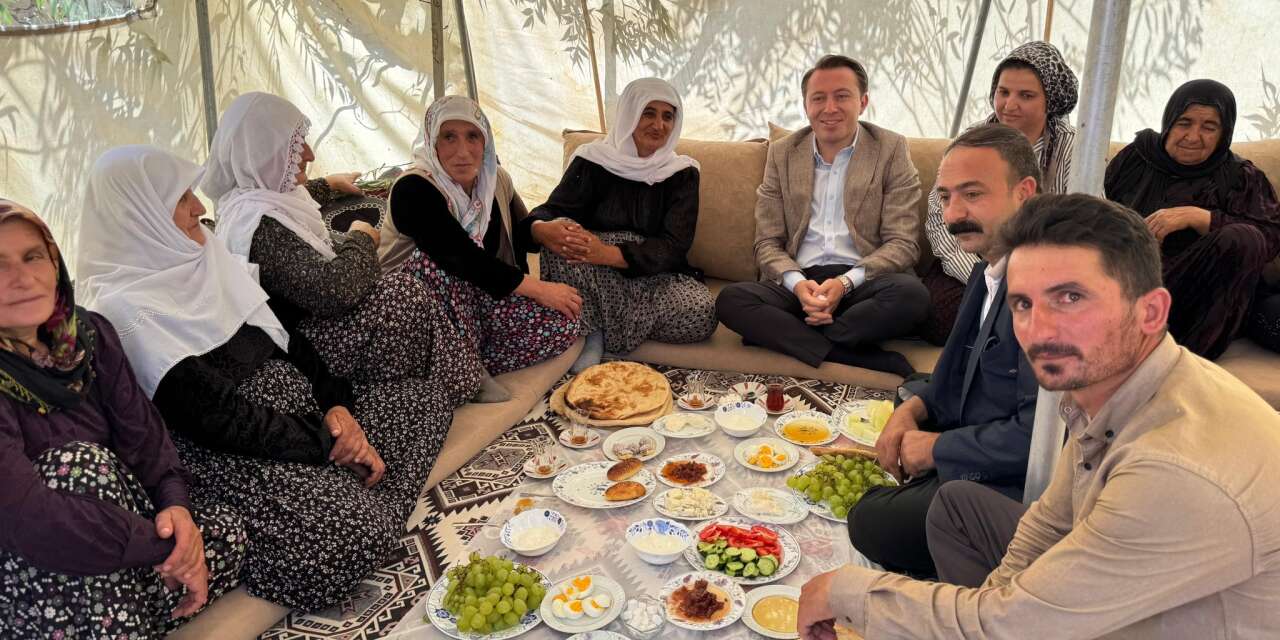 Yüksekova Kaymakamı Volkan Hülür, Berivanlarla yaylada kahvaltı yaptı