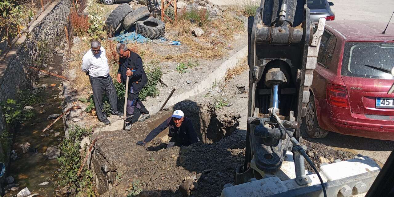 Hakkari'de kavurucu sıcakta su mesaisi aralıksız sürüyor