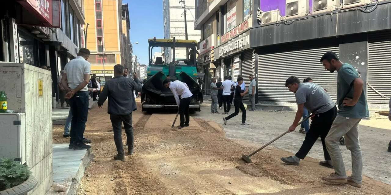 Yüksekova'da Özgürlük meydanı asfalta kavuşuyor