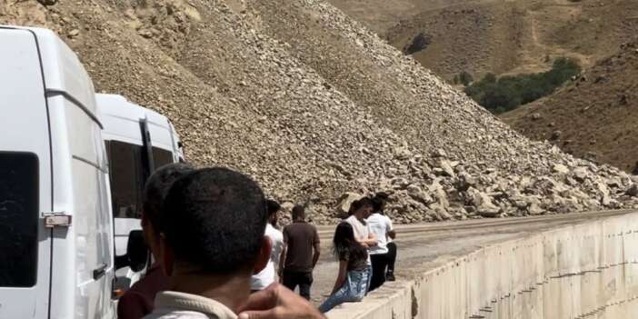 Yol genişletme çalışmasında kaya düştü, Ulaşım aksadı