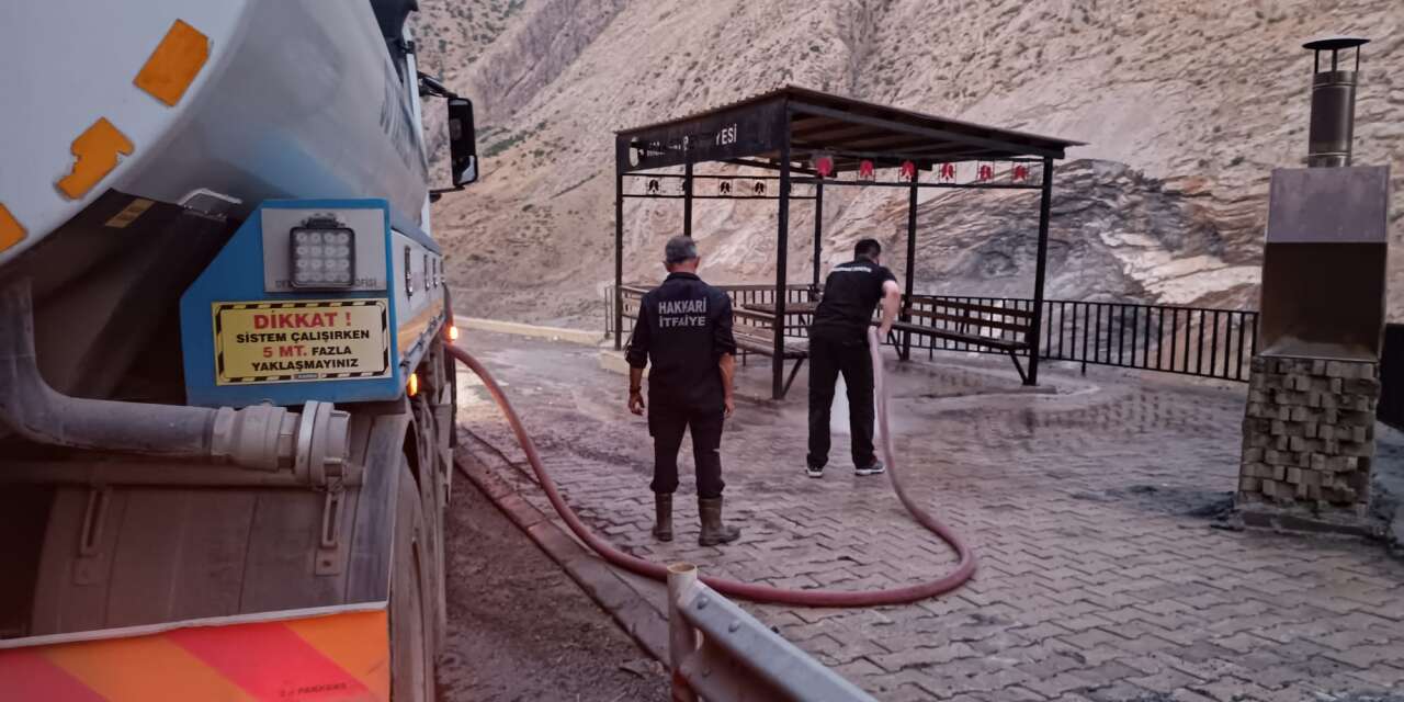 Hakkari Belediyesi'nden Mesire yıkama çalışması