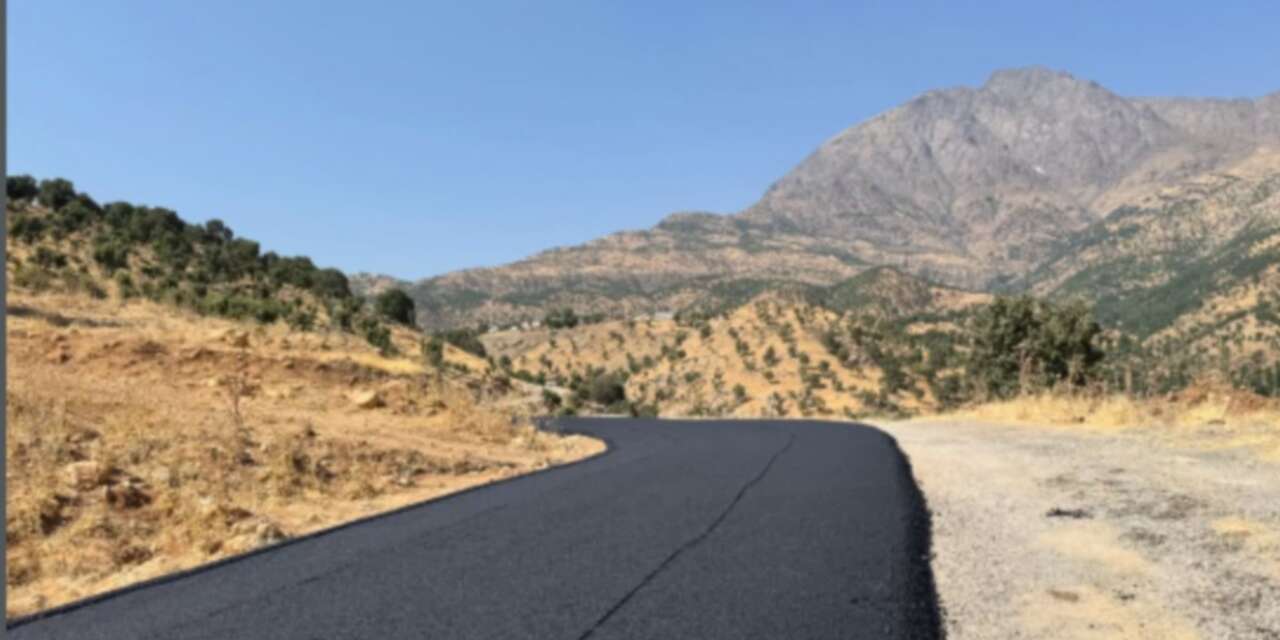 Derecik'te gelişen köyü mezralarında sıcak asfalt seferberliği sürüyor
