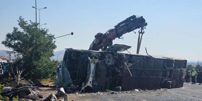 Yolcu otobüsü devrildiği 1 kişi hayatını kaybetti, 24 kişi yaralandı
