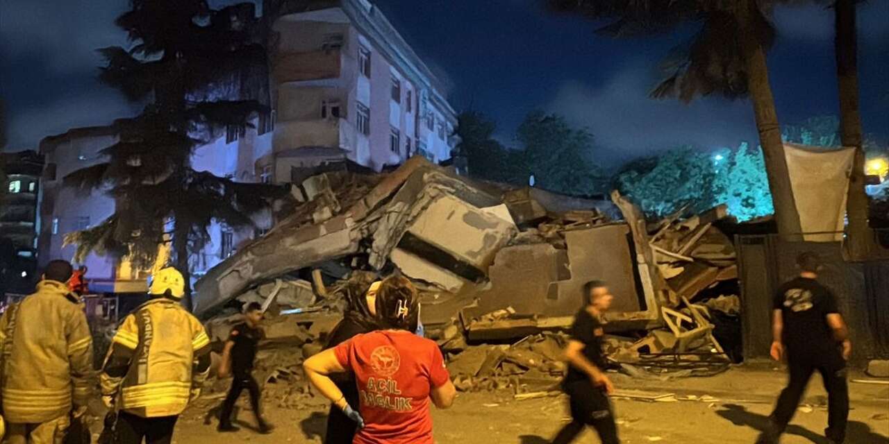 6 katlı bina çöktü