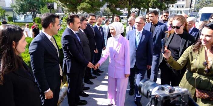 Aile ve Sosyal Hizmetler Bakanı Göktaş Van'ı ziyaret etti