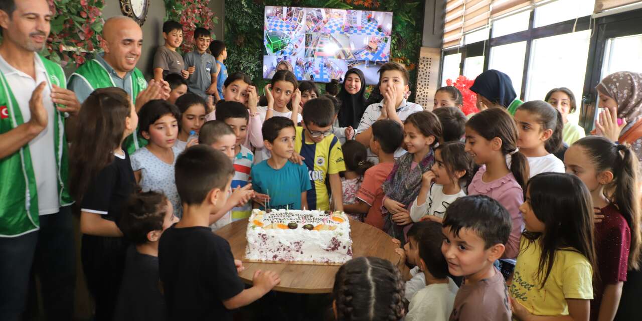 Belediye'den çocuklara tatlı sürpriz