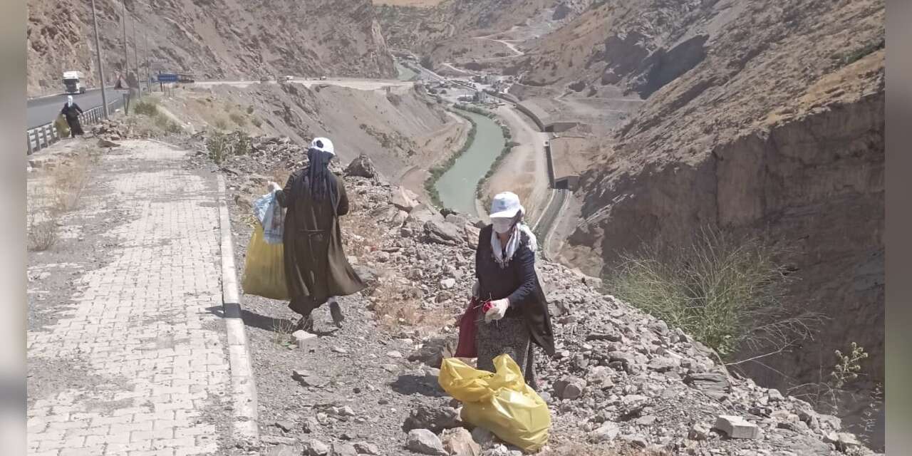 Hakkari-Van Karayolu çöplerden arındırıldı
