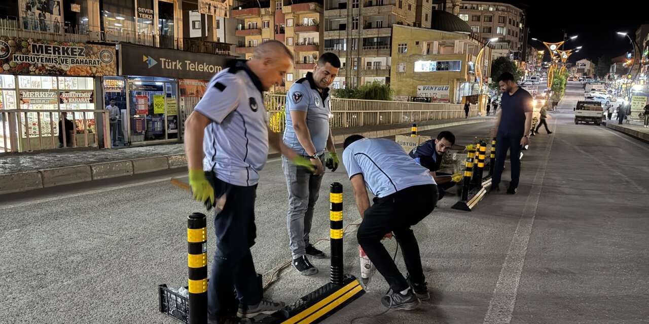 Şemdinli'de Trafik güvenliği  için yol çizgileri yenileniyor