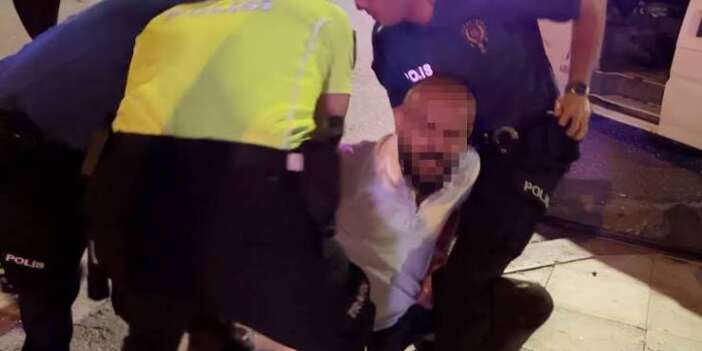 İki araca çarpan alkollü sürücü polise de zor anlar yaşattı