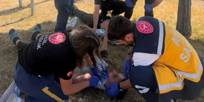 Otomobil refüje çarptı 2 yaralı