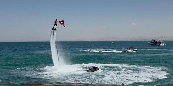 Türk bayrağıyla nefes kesen flyboard gösterisi