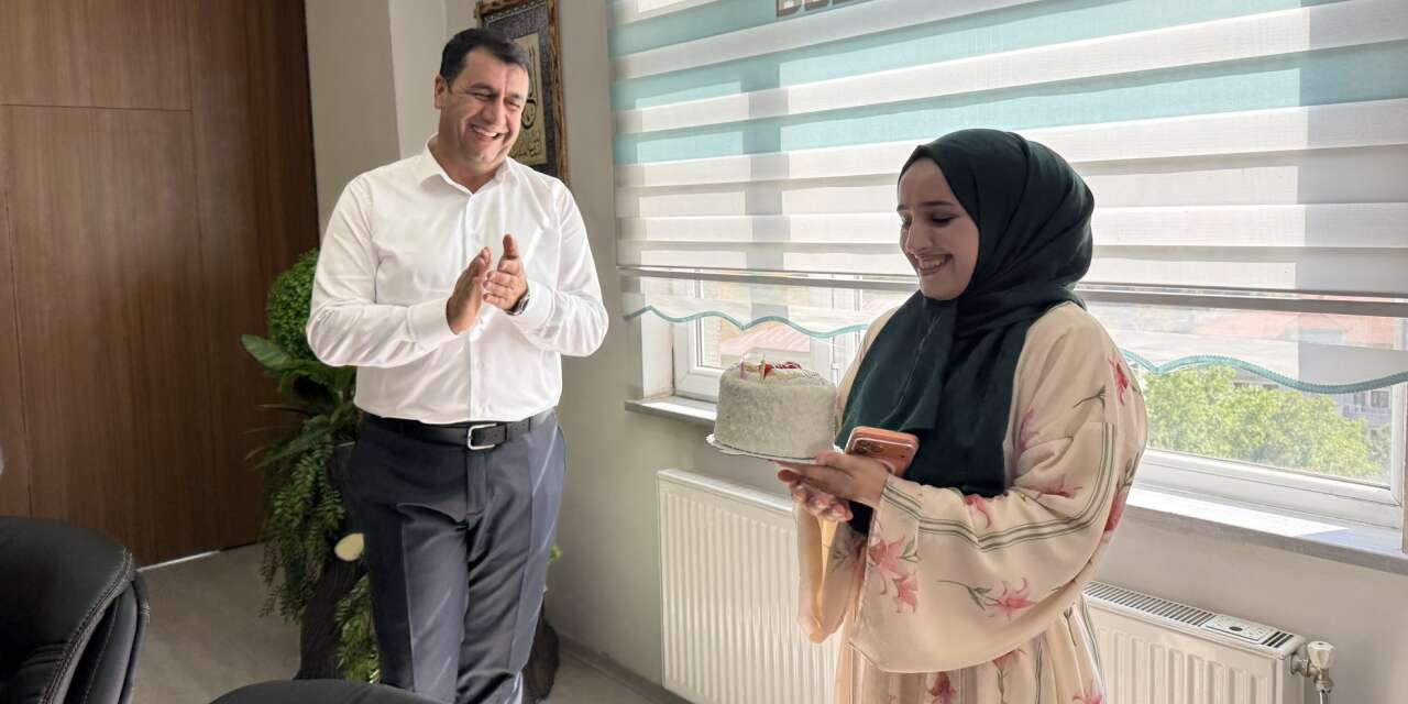 Fahri Şakar’a Başkanlık Makamında sürpriz kutlama