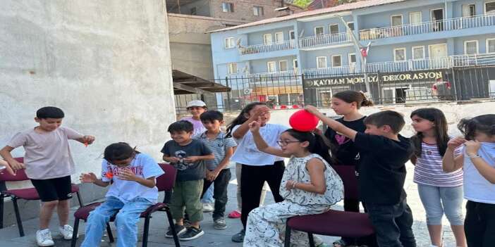 Su dolu balonlar etkinliğe renk kattı